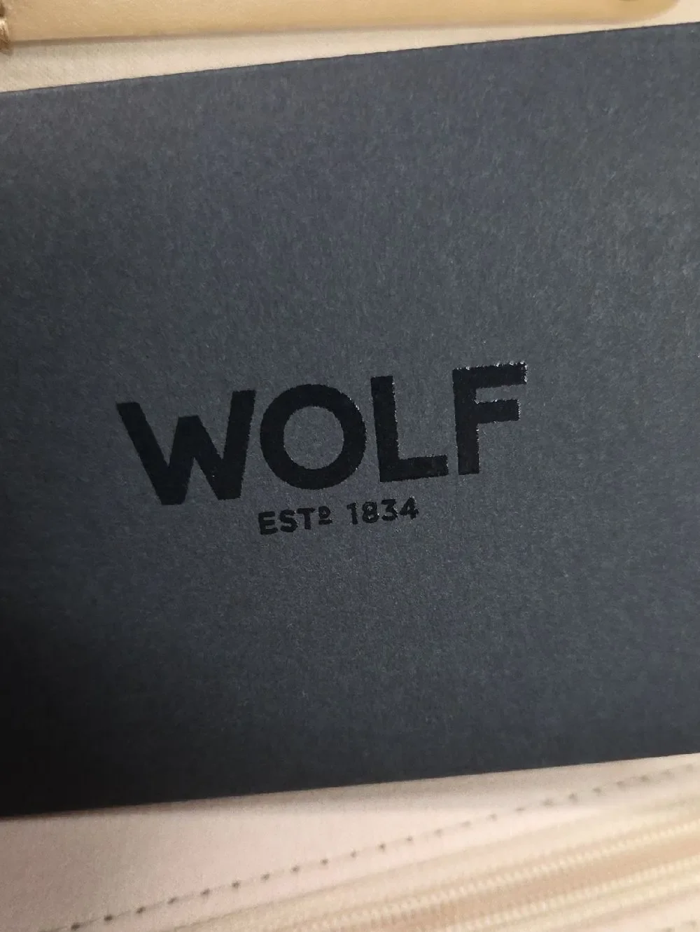 WOLF color white